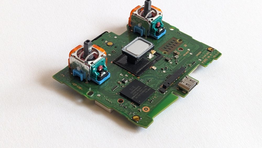 Продавам контролер DualSense за PS5 с TMR стикове.