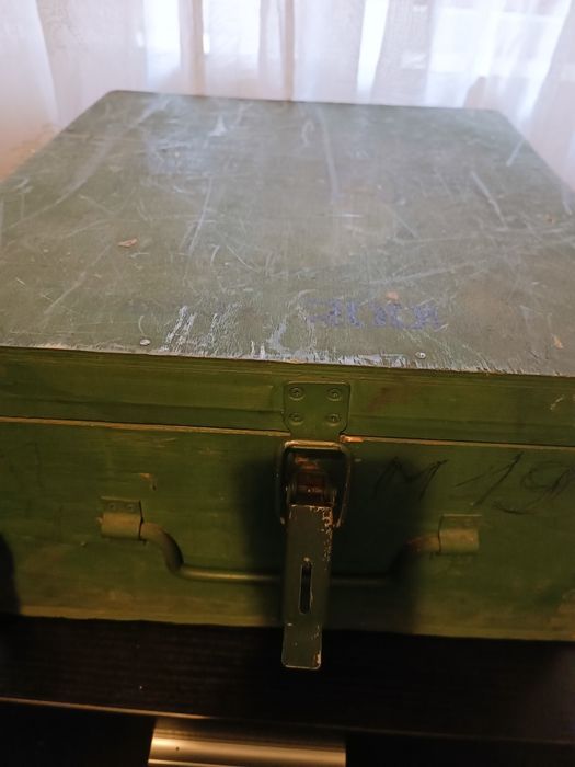 Зелен дървен сандък