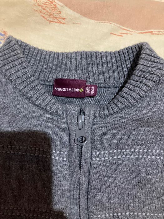 Модна жилетка в сиво