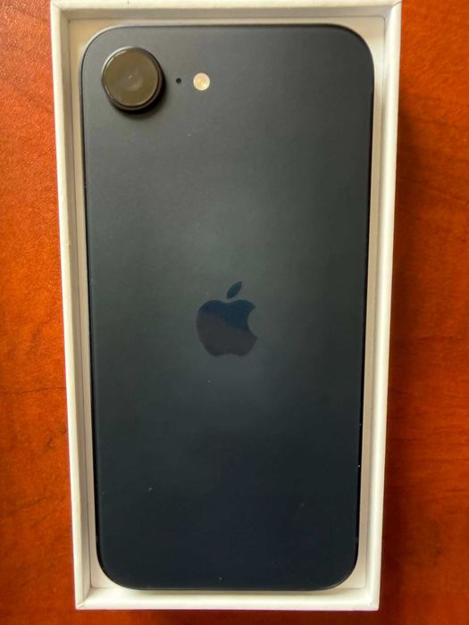 Iphone 16 e 128 GB като нов на 15 цикъла зареждане