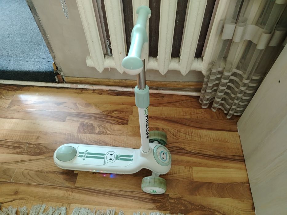 Samokat yonadi ashula etadi batare qoysa