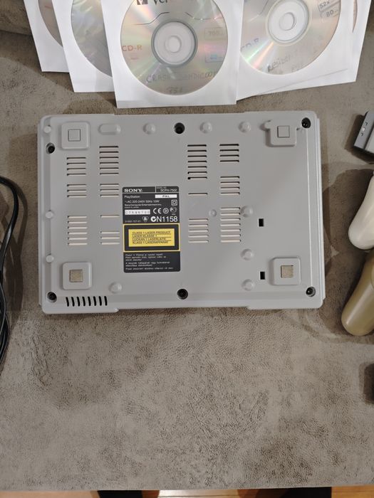 Consolă PlayStation 1 (PS1) Modată Cip MM3 + 2 Manete + Jocuri, Funcțională Made in Japan
