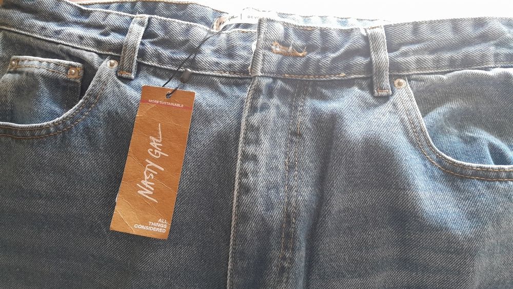 Vând blugi noi cu etichetă.