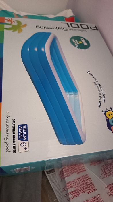 Piscină mare de copii și adulți