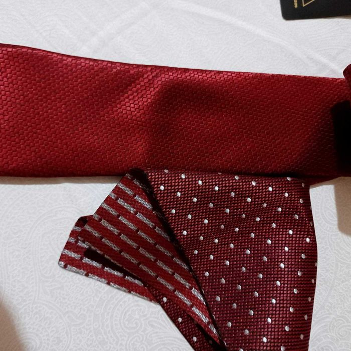 Комплект вратовръзка и кърпичка за сако.