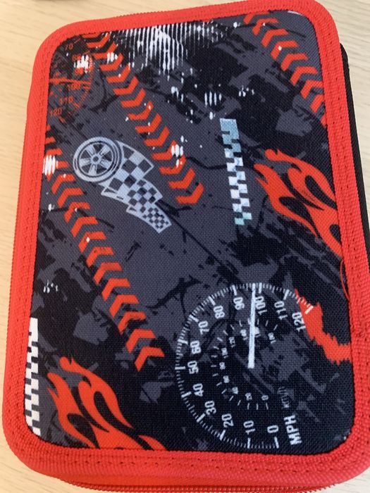 Penar cu masina rosie