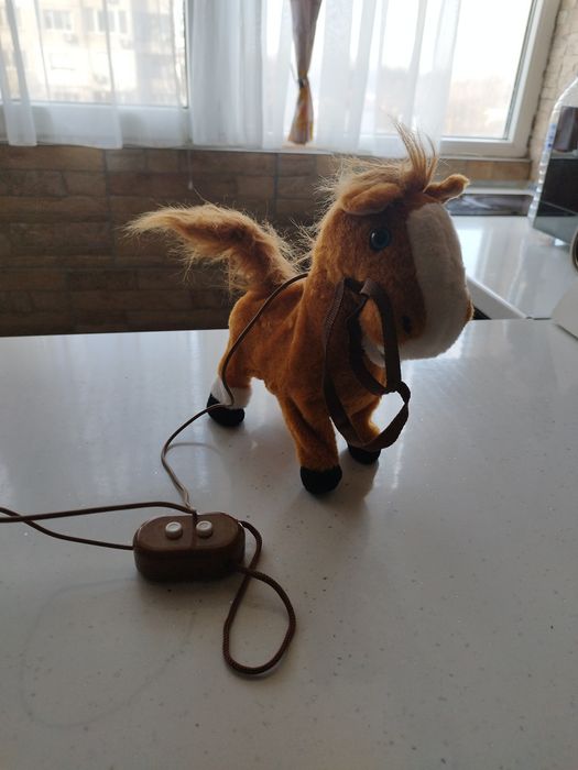 Продавам вървящо детско конче което издава и звуци