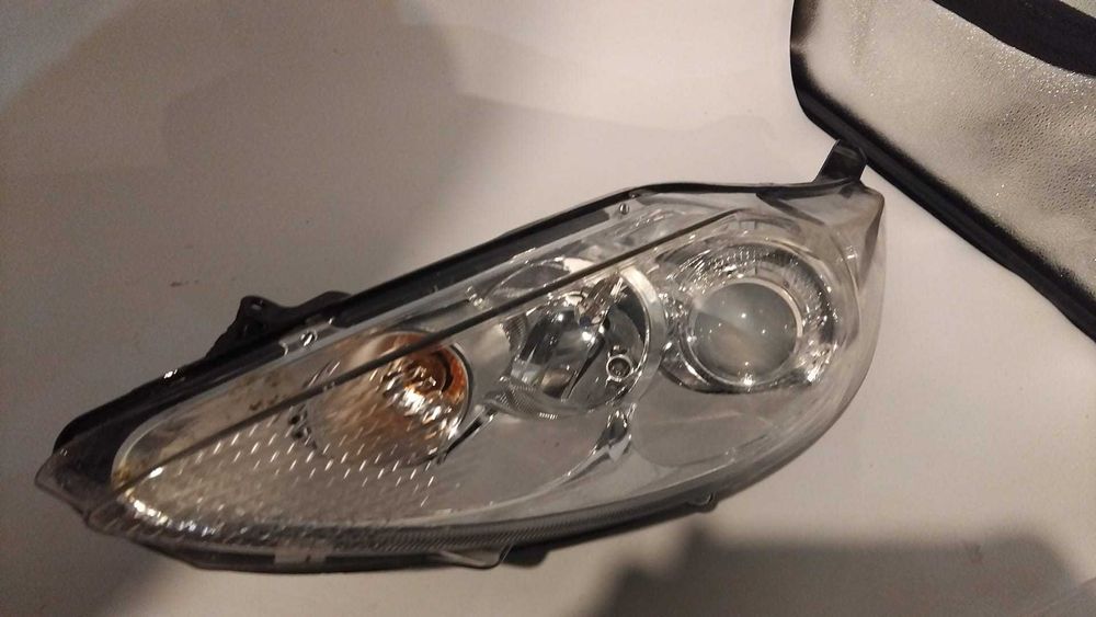 Far stanga-dreapta Ford Fiesta an 2009 cu lupa fara xenon