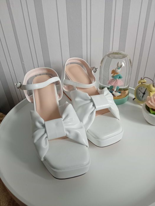 Сандали с дебел ток