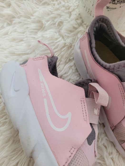 Розови маратонки NIKE за момиченце 27 номер  и розови кроксове  26 ном