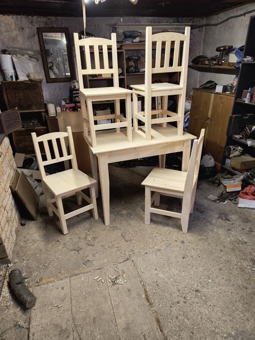 Masă și scaune cu spătar din lemn masiv de brad finisate și lacuite