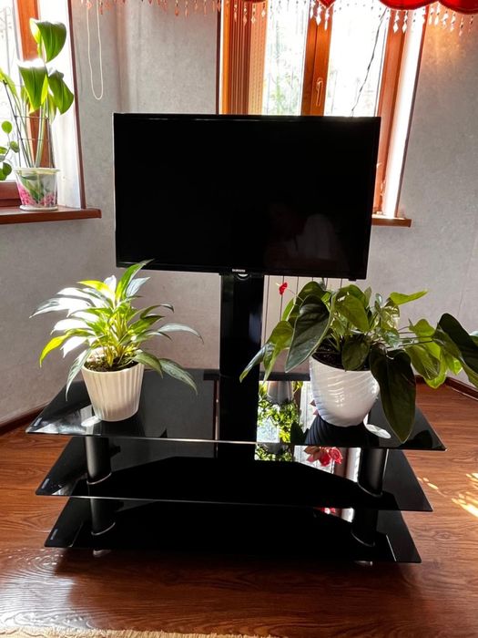 Телевизор и тумба!!! Срочно сатылады!