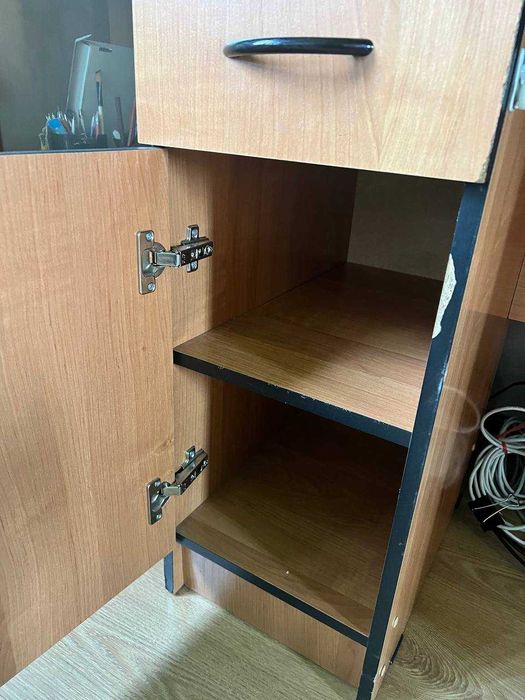 Компьютерный стол с полками