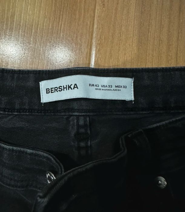 Vand 3 perechi de blugi de la Berska