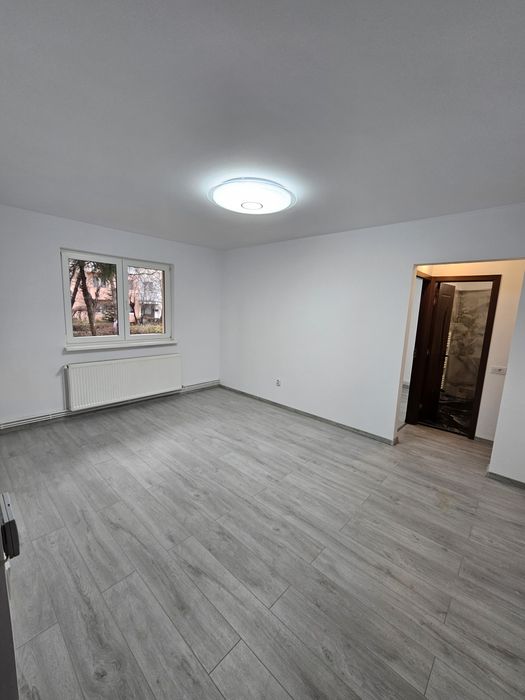 Vand  2 apartamente  unul la parter si unul la etajul 2