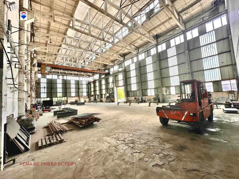 Дава се под наем Промишлена сграда в Русе, Промишлена зона - Изток - 1300 кв.м за 2395 € - Снимка #2