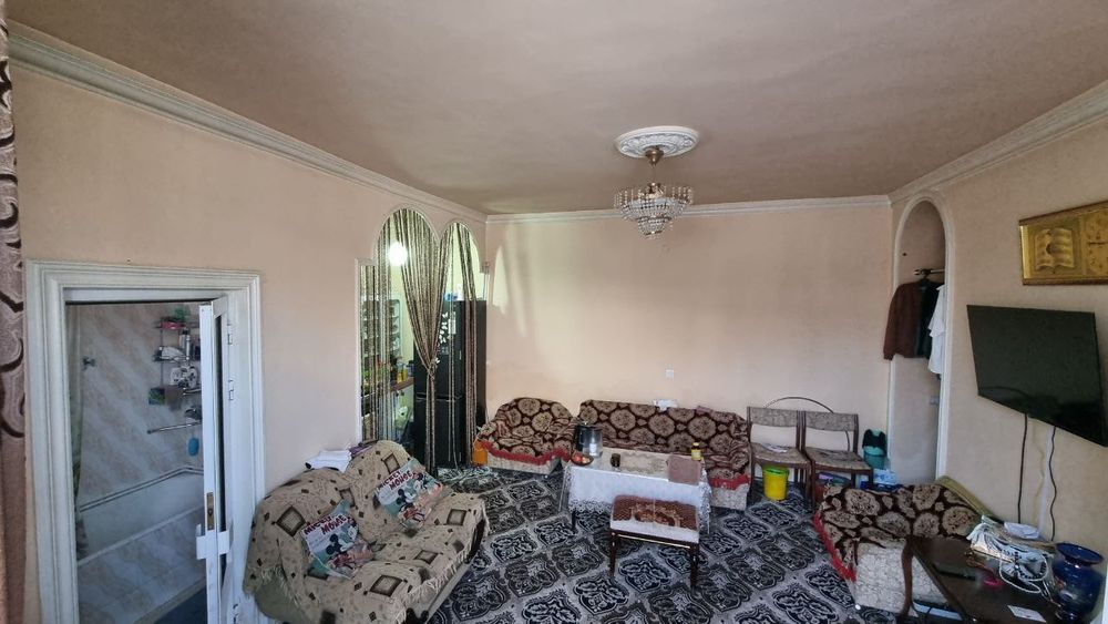 Продается 2х этажный дом, в общем дворе!