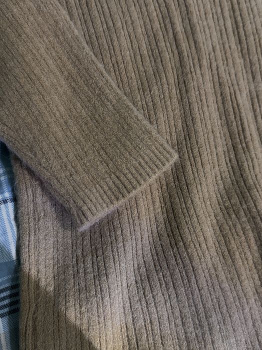 светло-коричневый свитер