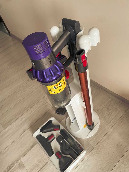 Вертикална прахосмукачка + Док станция  Dyson V10