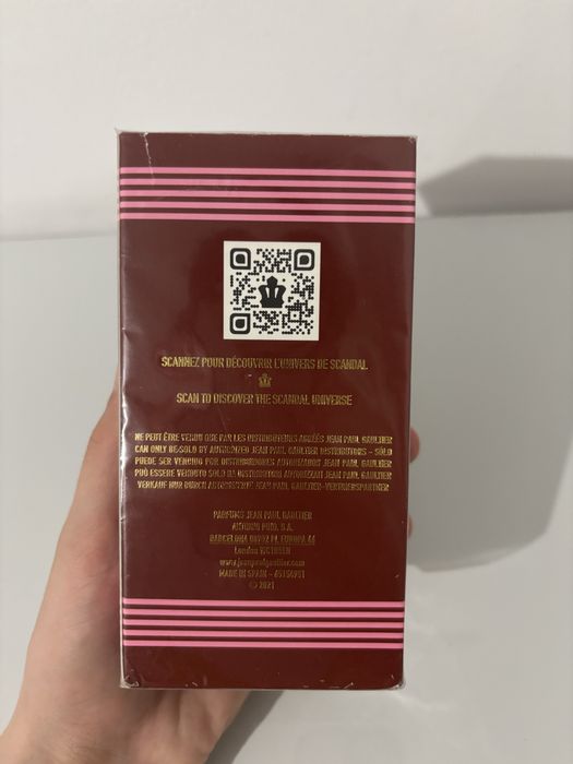 Vand parfum valentino si scandal