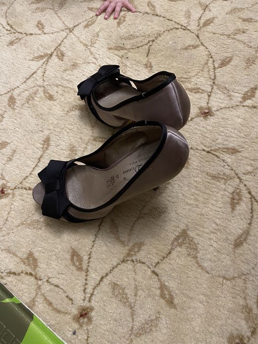 Pantofi eleganti cu toc din piele- bej cu negru si funda