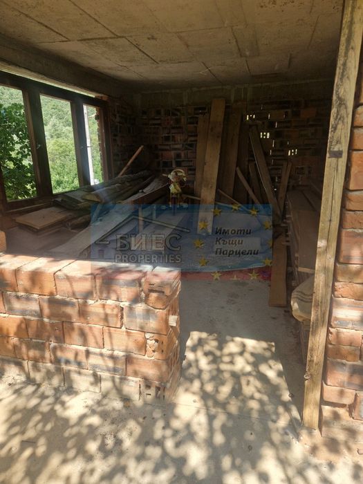 Масивна къща в село Чепино