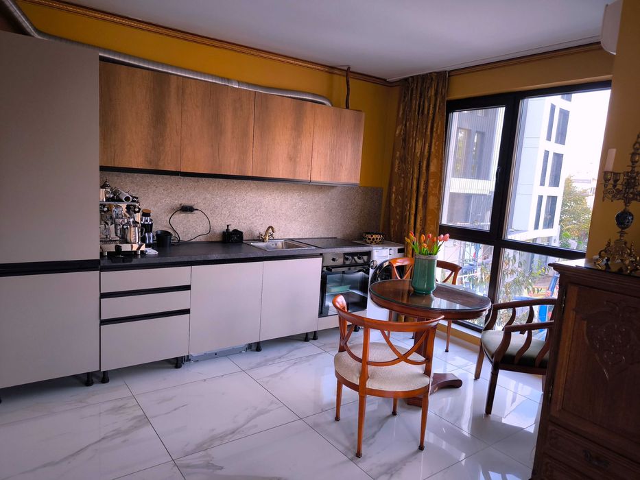 Дава се под наем Тристаен апартамент в Бургас, Център - 76 кв.м за 700 € - Снимка #1