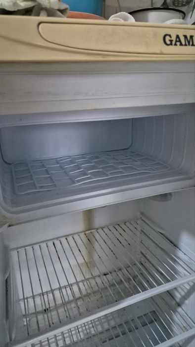 Малък хладилник с фризер