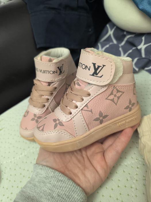 Adidasi Louis Vuitton