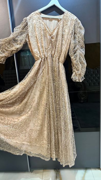 Офицялна ефекна рокля шита по поръчка носена за един час