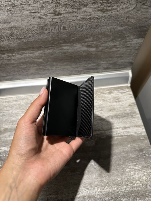 Чисто нов Кардхолдър