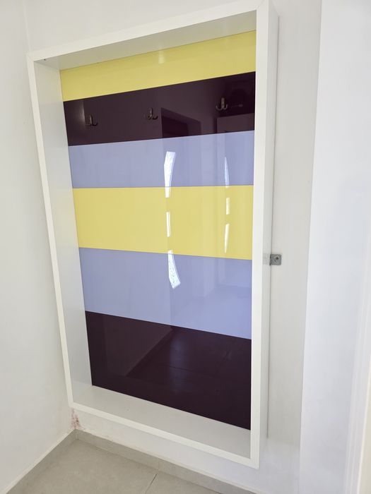 Cuier cu sticla colorata