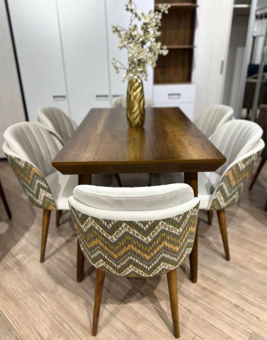 Стол стулья для гостиной и для кухни