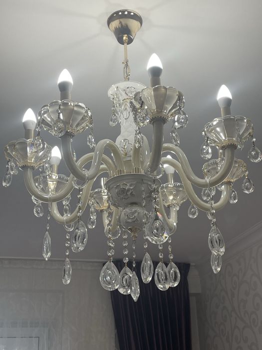 Продам люстру 8 рожковый