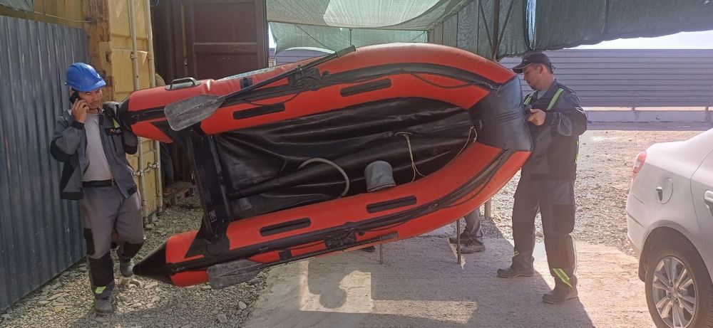 Надувная лодка с мотором