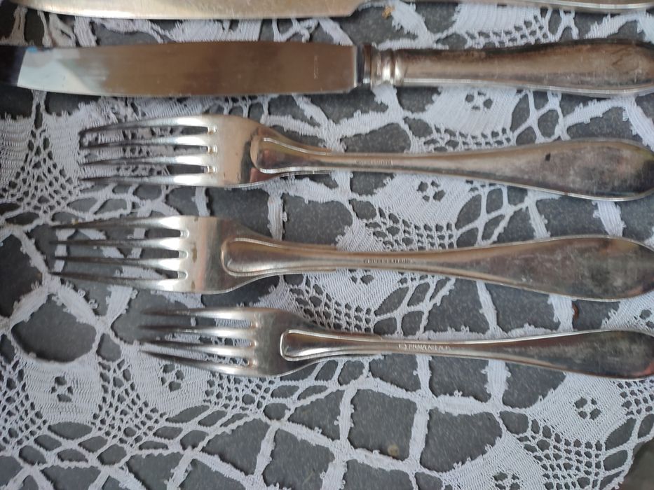Посребрени вилици и ножове
