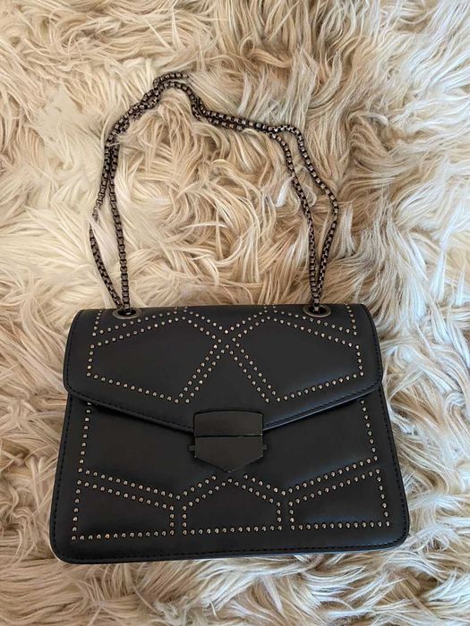 Черна чанта с метални капси и верижка