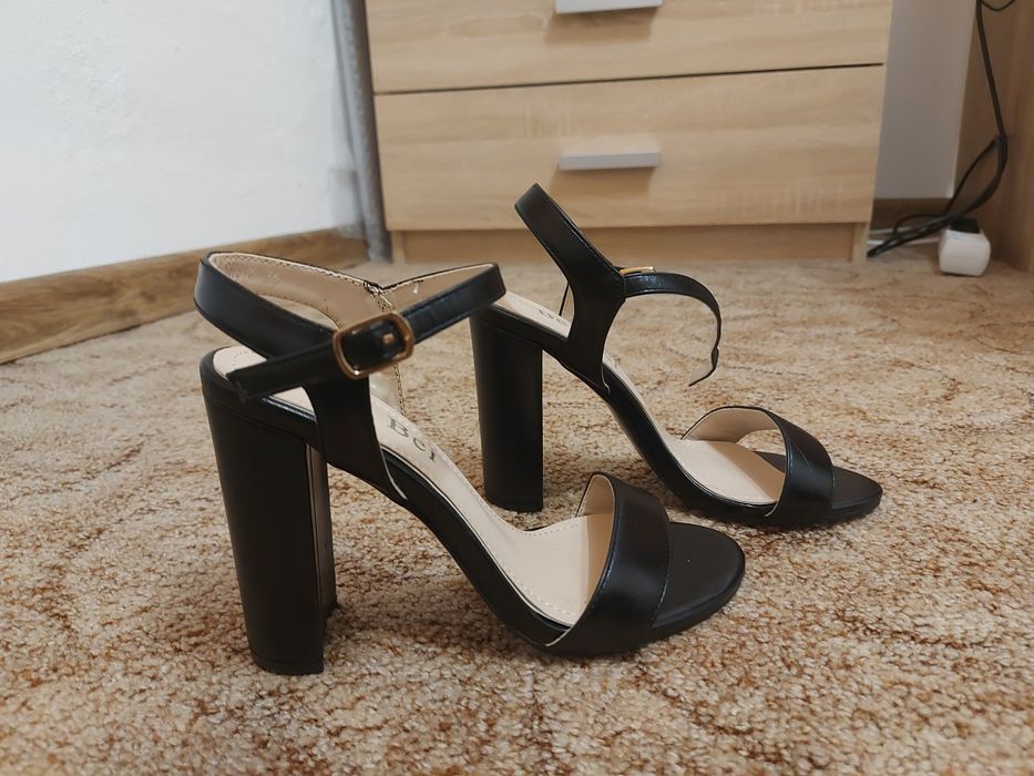 Sandale negre cu toc gros , marime 36