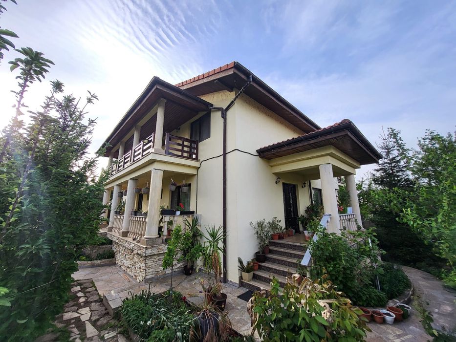 Inchiriez vila in Mineri