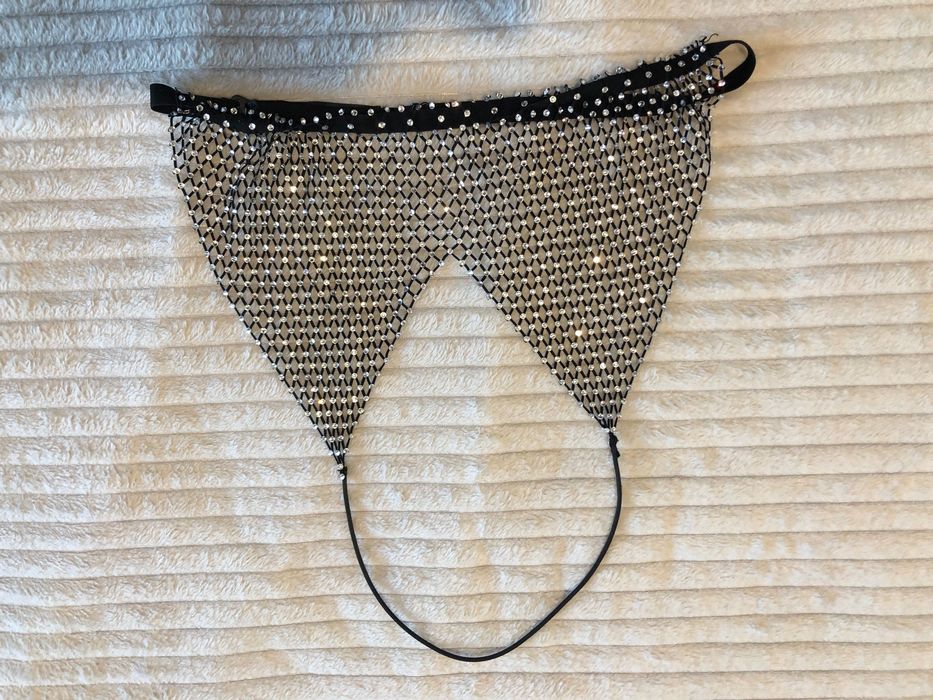 top din plasă cu pietre