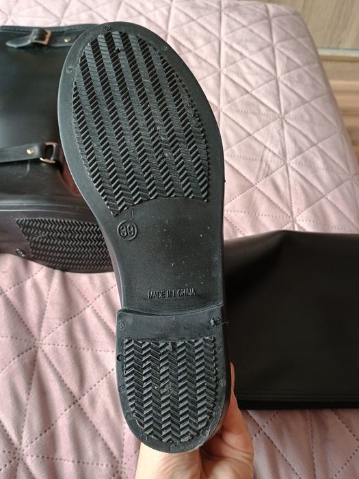 Черни гумени ботуши