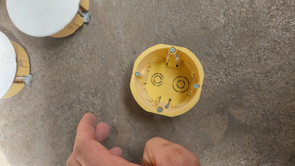 Выключатель и подрозетник