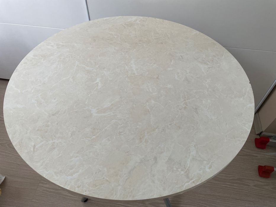 Кръгла маса с метална стойка