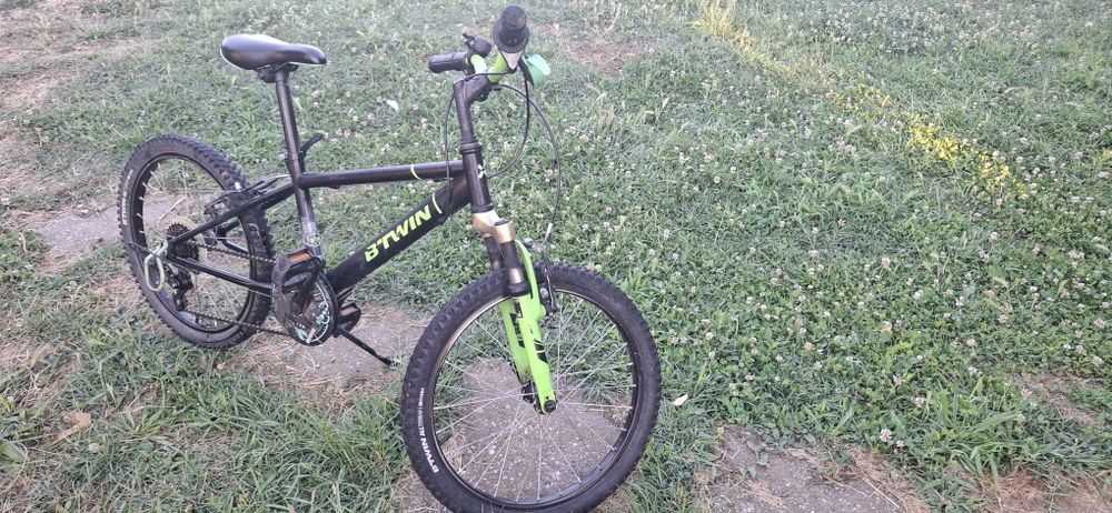 Bicicleta BT'WIN 26 inch cu suspensie numai in fata si are 6 viteze