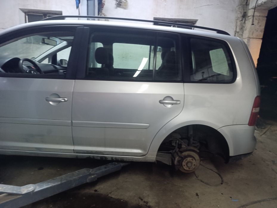 Dezmembrez Volkswagen Touran