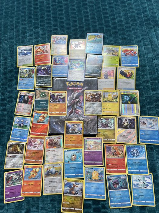 Lot Masiv Pokémon: Peste 550Cărți + 19 Ultra Rare GX/VMAX + Cutie Metalică