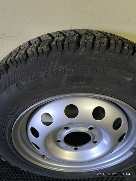 Шины с дисками на ниву