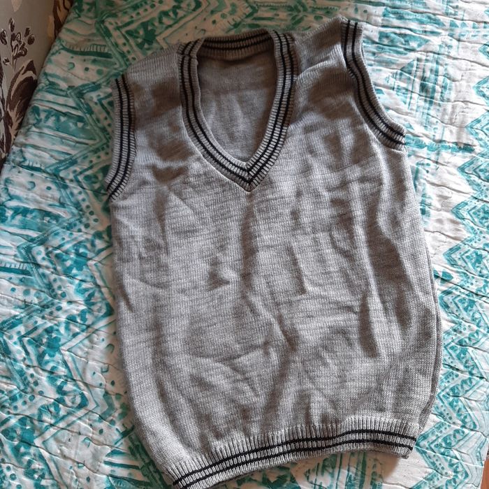 Продаю кофты жилеты к школе