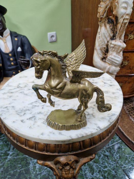 Фигура Англия бронзова статуетка погасяване кон