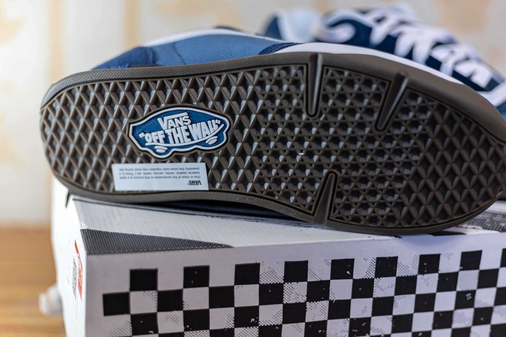 Кроссовки Vans. Новые. 42 размер.
